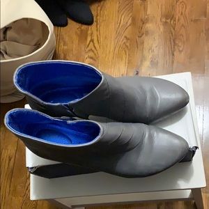 Gray Tsubo zip booties size 8.5